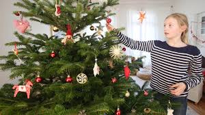 Bei passender größe können sie ihren christbaum dann in ein paar jahren „ernten. Online Handel Wer Will Einen Fertig Dekorierten Christbaum Kaufen Augsburger Allgemeine