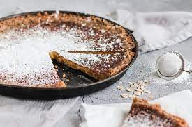 Die 4 eigelbe mit der prise salz, den 100 g puderzucker und dem päckchen vanillezucker mit dem schneebesen der küchenmaschine auf höchster stufe weißschaumig rühren. Eigelb Ubrig Rezepte Zur Eigelb Resteverwertung Madame Dessert