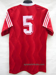 Ausgabe des von der uefa veranstalteten wettbewerbs und wurde von der ssc neapel nach zwei finalspielen gegen den vfb stuttgart gewonnen. Bayern 1984 1985 1988 1989 Commodore