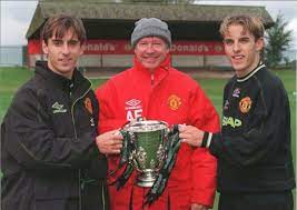 Phil neville has been confirmed as the new. Gary Neville Auf Tranenreiche Begegnung Mit Sir Alex Ferguson Wenn Phil Neville Trat Everton Aktuelle Boulevard Nachrichten Und Fotogalerien Zu Stars Sternchen