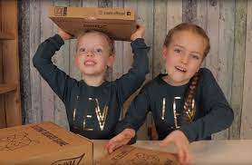 Wij zijn saar en janna en plaatsen iedere woensdag een super leuk filmpje op ons inclips kanaal!! Znoet X De Zoete Zusjes Znoet