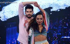 Junto com o professor daniel norton, a atriz dançou a música óia eu aqui de novo, de gilberto gil. Fas Se Irritam Com Carol Nakamura E Dandara Despenca Na Danca Dos Famosos Noticias Da Tv