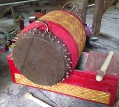 Alat musik tradisional popondi atau biasa disebut juga talindo/tolindo yang berasal dari toraja sulawesi selatan. Gandang Toraya Unit Kesenian Sulawesi Selatan