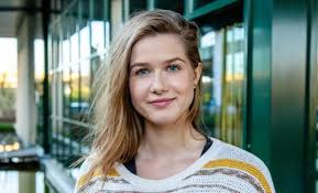 Wanneer christopher en zac erachter komen dat ze heimelijk gedrogeerd worden roepen ze iedereen op tot rebellie. Louise Keert In Familie Terug Met Ander Gezicht Charlotte Het Nieuwsblad Mobile