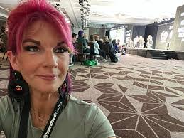 Liz Bean's Instagram, Twitter & Facebook