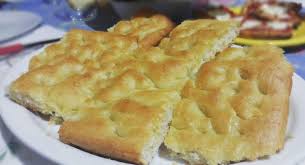 Il primo passaggio della ricetta della schiacciata toscana è fare sciogliere nell'acqua tiepida il lievito di birra e lo zucchero, e nel frattempo stendete la farina su un piano con la classica forma a fontana o in un contenitore. Ricetta Focaccia Toscana La Schiacciata In Cucina Con Cristina