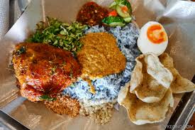 Bagi mereka yang berada di shah alam, restoran shahza beriani menawarkan menu istimewa nasi beriani johor merangkumi daging ayam dan semestinya daging kambing. Kesom Cafe Kelantan Food Aman Suria Petaling Jaya