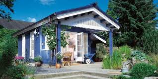 Wir streichen ein gartenhaus in schwedenrot. Holzoberflachen Mit Garten Und Fassadenfarbe Kreativ Veredeln Bau Welt De