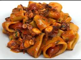 Cuocere i paccheri e a metà cottura metterli nella padella con il polpo e finire la cottura con il sugo preservato; Calamarata Con Polpo Cucinandomelagodo Youtube