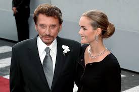 Auprès de ses enfants, laeticia hallyday reprend goût à la vie. Laeticia Hallyday Ecrit Un Tendre Message Pour Les 3 Ans De La Mort De Johnny