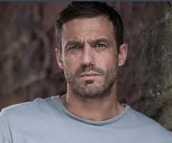 Warren Fox's Instagram, Twitter & Facebook