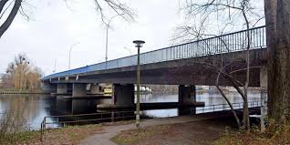 Am dienstagmittag wurden bei bauarbeiten kabel beschädigt. Salvador Allende Brucke In Berlin Lopenick Wird Fur Autos Gesperrt