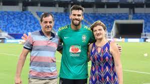 Um adolescente emocionou diversos jogadores de videogame ao compartilhar uma experiência virtual com o pai, falecido há o garoto confirma a teoria e conta a história de como joga contra o pai morto. Pai Dos Goleiros Alisson E Muriel Morreu Por Afogamento Confirma Laudo Da Necropsia Esporte Extra Online