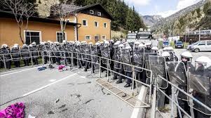 Los azzurri jugarán por primera vez en. Austria Levantara Una Valla En La Frontera Italiana Contra Inmigracion