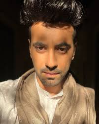 Just checking the light 💡 . . . . . #selfie #karanvirsharma #explorepage