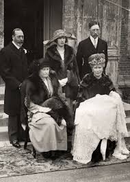 Vorstenhuizen Koningshuis Engeland Na De Doop Van De Kleinzoon Van Koningin Mary Van Engeland Poseert Een G Koningin Mary Koning George Koninklijke Families