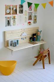 Ce bureau à fixer au mur signé de la marque la redoute intérieurs est une option qui s'adaptera à de nombreuses pièces. 12 Projets Minimalistes Pour La Chambre Des Kids 2 Esprit Cabane