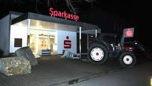 Löse rätsel und schließe alle missionen ab, um unvorstellbar reich zu werden. Mit Traktor Und Stahlseil Unbekannte Planen Spektakularen Bankraub Welt