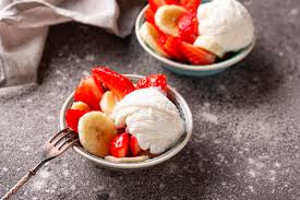 Postre de fresa, plátano y helado. | Foto Premium