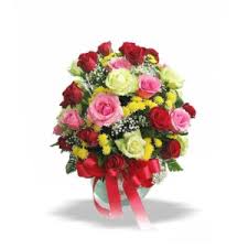 Tak hanya pasangan, hadiah ulang tahun satu ini juga bisa anda berikan kepada sahabat atau orang tua maupun kerabat dekat. Rangkaian Bunga Ulang Tahun Naqie Florist