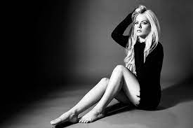 They are joined by a glockenspiel player and two string players, with lavigne on guitar. Avril Lavigne It S Scary Coming Back To Music After Lyme Battle