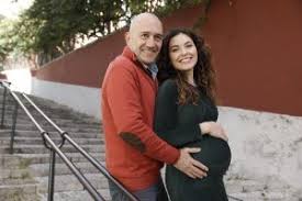 Una foto en blanco y negro. Sara Barradas E Jose Raposo A Poucos Dias De Serem Pais Estamos Ansiosos Holofote