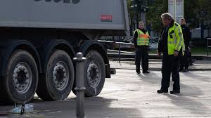 Lastkraftwagen gibt es in den. Berlin Lichtenrade Radfahrer Bei Rechtsabbieger Unfall Von Lkw Schwer Verletzt Rbb24
