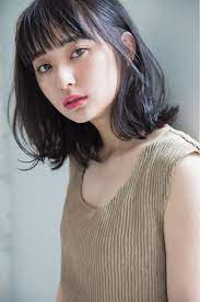 ゆるっとした動きがお洒落なミディアムボブ くせ毛風なくしゃっと感が髪を柔らかくみせてくれます くせ毛の方はカットのみでok o o 黒髪パーマ ロブヘア ミディアム 黒髪