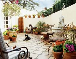 Mediterraner Garten Mit Vielen Deko Elementen Und Skulpturen Zaun Fliesen In 2020 Mediterraner Garten Terassenideen Mediterrane Gartengestaltung