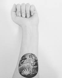 Small Birth Of Venus Tattoo Birth Of Venus On My Arm Birthofvenus Botticelli Naissancedevenus Dailytattoo Dailyarttattoo Art Tattoo Peint Tatuagem Ideias De Tatuagens Tatuagens