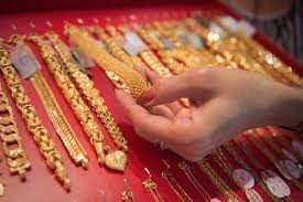 gold falls 195 per 10 gram silver down rs200 per kg