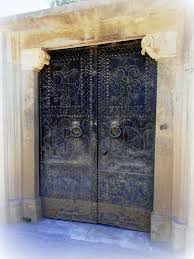 Stoere Oude Deur In Een Straatje In Petra Greece Lesbos Greece 3 Doors Down