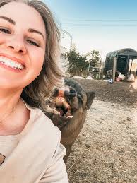 ICYMI "I went outside to feed my cats and there was this huge 'panda' right  before my eyes."🤔