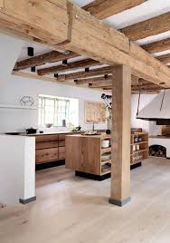 Nous y voyons de belles poutres foncées créant une atmosphère unique. La Tendance Poutres Apparentes 41 Bons Exemples Archzine Fr