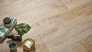 Hace años, la idea de poner un suelo de madera en la cocina nos parecía una barbaridad. Tres Ideas Para Un Suelo De Madera Con Azulejos Roca Life