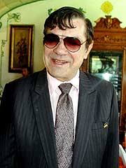 Actor, escritor, director y soñador. Con Aplausos Despiden A Valentin Trujillo People En Espanol