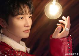 周深全新图照图照纯分享#周深超话# 红色的炽烈，黑色的深沉，点缀了丰收的喜悦期待摇滚风周深@卡布叻_周深