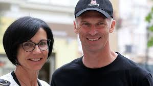 Právě se přestěhoval, má nastoupit do nového hokejového týmu vlků a zabojovat o místo brankářské jedničky. Pomaly Pan Zavora Hasek V Torontu Bavil Publikum Aktualne Cz