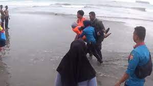 Dari pantai clungup kemudian menuju pantai. Kapal Wisata Karam Di Pantai Gandoriah Pariaman Seorang Guru Smp Tewas Dan 1 Kritis Bagian 1