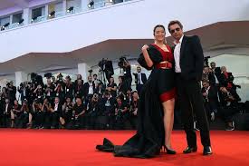 Il a vendu plus de 80 millions de disques. Jean Michel Jarre Decouvrez Sa Femme Gong Li Qui A 18 Ans De Moins Que Lui