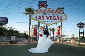 Guide To Plan Summer Weddings In Vegas Vegas Themed Wedding Vegas Wedding Affordable Wedding Photography