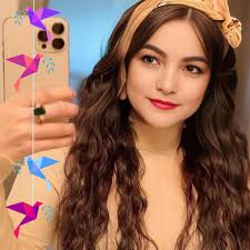 Aguacero, llovizna y… TRUENO!Prepárate para una lluvia de ritmo y  coordinación. Cuando suene “Aguacero”, todos aplaudimos con fuerza. Si  escuchas “Llovizna”, palmeteamos suave con dos dedos. ¡Y cuando truene… a  zapatear con