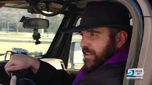 Catholic Father Meets With Parishioners From Inside Jeep During Pandemic