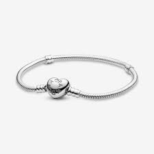 Entrusted with a box containing all the ills. Pandora Moments Schlangen Gliederarmband Mit Herz Verschluss Pandora De
