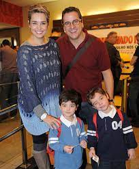The man behind the idol, from the point of view of the participants in the story. Leandro Hassum Maria Clara Gueiros E Sidney Magal Conferem Meu Malvado Favorito 2 O Fuxico