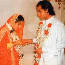 Saif Ali Khan Married Actress Amrita Singh In October 1991 Their Marriage Has Been In News Because O Bollywood Celebrities Celebrity Look Wedding In The Woods