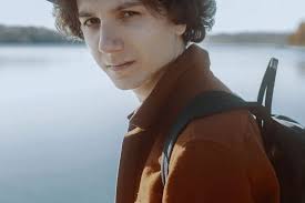 Premiere: Anson Seabra Stuns with Intimate Heartbreak Ballad "Last Time"