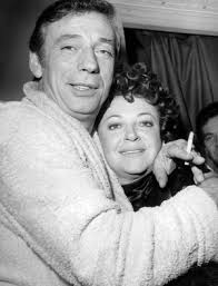 Image of Jacques Charron küsst die Sängerin Regine 17. Januar 1968  (s/w-Foto)