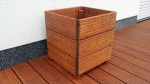 Arbeitsschritt legen sie 6 dielen übereinander, zeichnen sie die seitenteile an und sägen diese zu. Pflanzkubel Aus Holz Selber Bauen Anleitung In 6 Schritten 4 Varianten Hausbau In Bomschtown