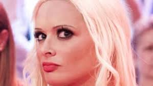 Mit platinblonden haaren, operierten brüsten. Daniela Katzenbergers Augenbrauen Damals Und Heute